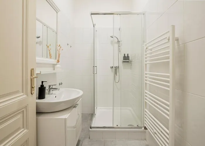 Apartman Charming Perfect For 4-6 Tram, Self-checkin Bécs