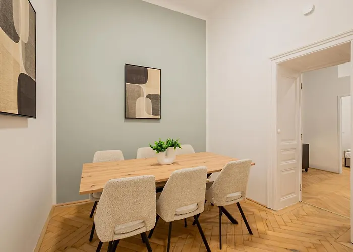 Apartman Charming Perfect For 4-6 Tram, Self-checkin *